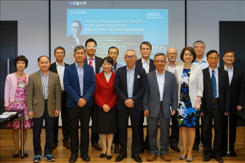 22-108年11月1日上午文學院於守謙國際會議中心HC306進行第2場專題演講與交流座談，世耕石弘總務部長與參加的校內主管合影。(馮文星攝影)