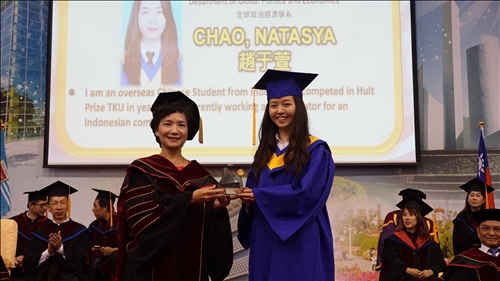 全國首創全英語畢業典禮，頒發畢業奬有如奧斯卡