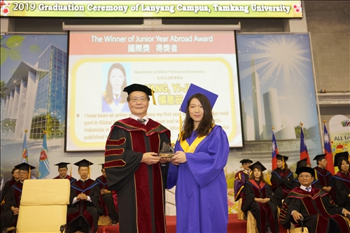 全國首創全英語畢業典禮，頒發畢業奬有如奧斯卡