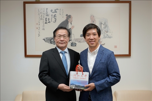 2-本校葛煥昭校長致贈Mr. Dan Lin 紀念品(馮文星攝影)