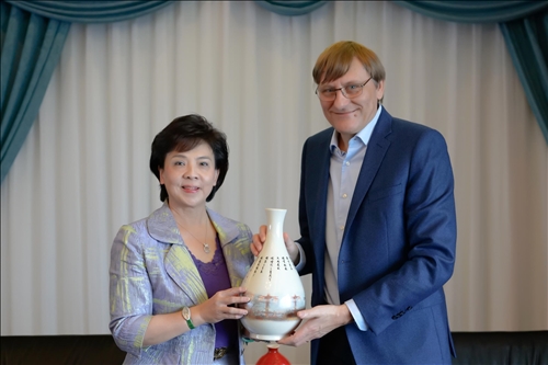 4-108年11月19日上午Dr. Benoit Pertame (右)拜會張家宜董事長(左)，董事長致贈彩繪宮燈教室意象的花瓶紀念品。(馮文星攝影)