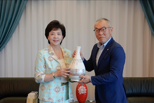 8-108年10月31日上午世耕石弘總務部長(右)拜會本校張家宜董事長(左)，董事長致贈彩繪宮燈教室意象的花瓶紀念品。(馮文星攝影)