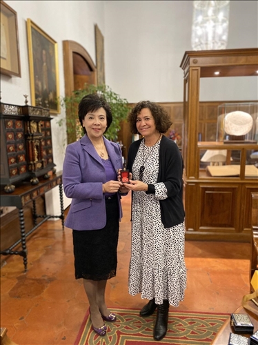 30-西班牙姊妹校格那拉達大學Pilar Aranda Ramírez校長致贈紀念品給本校張家宜董事長