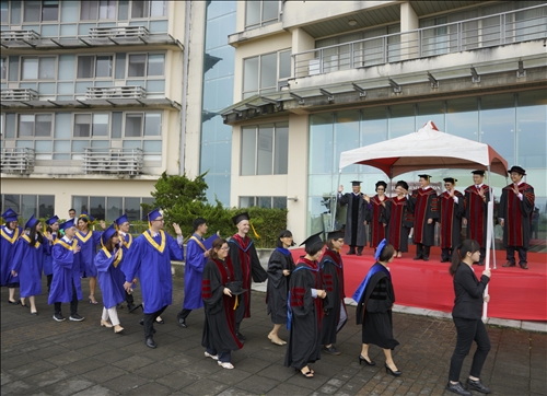 全國首創全英語畢業典禮，頒發畢業奬有如奧斯卡