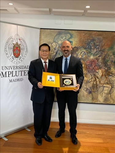 6-本校葛煥昭校長致贈紀念品給馬德里大學Joaquín Goyache Goñi 校長