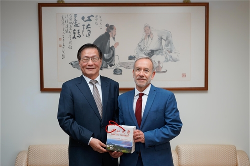 淡江熊貓講座開講(11)-聘請美國賓州大學講座教授 Dr. Avery Goldstein