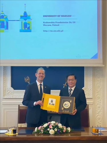 36-本校葛煥昭校長致贈紀念品給波蘭姊妹校華沙大學校長