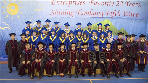 全國首創全英語畢業典禮，頒發畢業奬有如奧斯卡