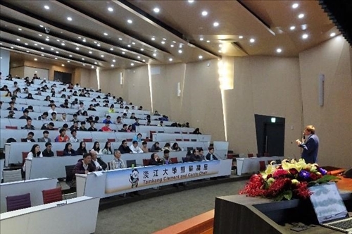 15-Dr. Benoit Pertame演講，師生皆專心聆聽。(數學系提供)