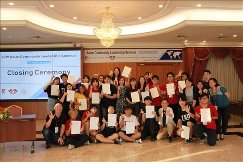 太開心了! 大家都拿到學習證明。