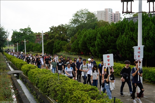8-108年9月6日各級主管帶領新生行經代表學校意象的宮燈教室(2)