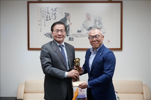 1-108年10月31日上午世耕石弘總務部長(右)拜會本校葛煥昭校長(左)，校長致贈代表「熊貓講座」榮譽的銅雕獎座。(馮文星攝影