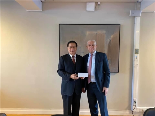 45-比利時姊妹校聖路易斯布魯塞爾大學校長Rector Jadoul致贈紀念品給本校葛煥昭校長