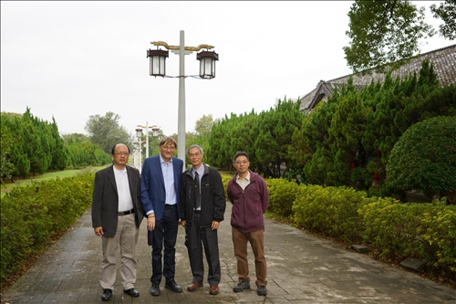 3-參觀淡水校園-宮燈教室，Dr. Benoit Pertame與理學院施增廉院長、數學系郭忠勝教授及楊定揮主任等陪同人員合影。(馮文星攝影)