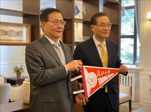 7-1-108年10月1日上午，葛煥昭校長訪問韓國慶熙大學，致贈本校交流旗誌給該校代理校長Dr. Young Guk Park。(國際處提供)