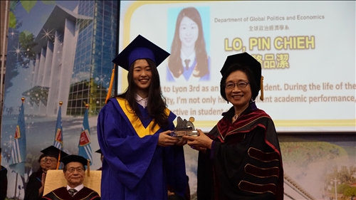 全國首創全英語畢業典禮，頒發畢業奬有如奧斯卡