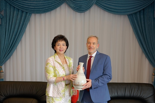 淡江熊貓講座開講(11)-聘請美國賓州大學講座教授 Dr. Avery Goldstein