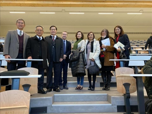 48-本校訪問團與目前在比利時聖路易斯布魯塞爾大學研修的本校學生合影