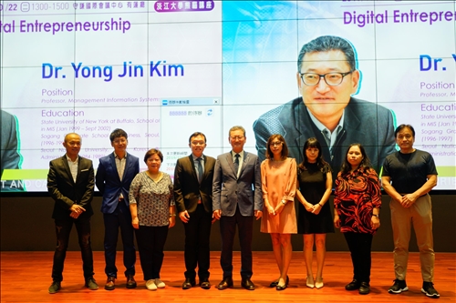 19- Dr. Dr. Yong Jin Kim(中)與本校國際企業學系教師在淡水校園守謙國際會議中心有蓮廳合影。(馮文星攝影)