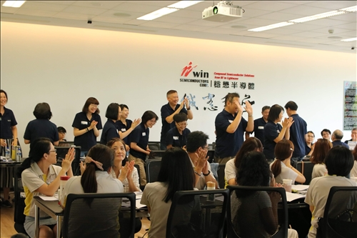 本校學務工作同仁向全體與會人員揮手致意。