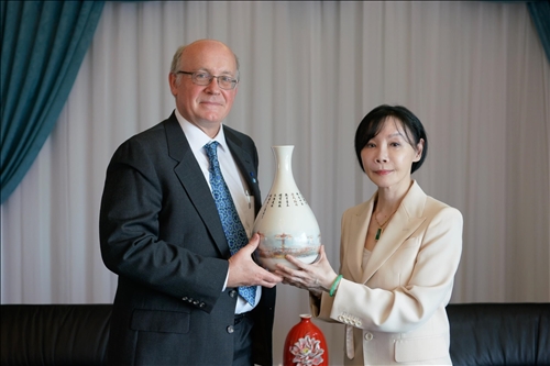 7-108年11月12日下午Dr. Daniel J. Scheeres (左)拜會董事會，由張室宜董事(右)代表接見(左)，，並致贈彩繪宮燈教室意象的花瓶紀念品。(馮文星攝影)