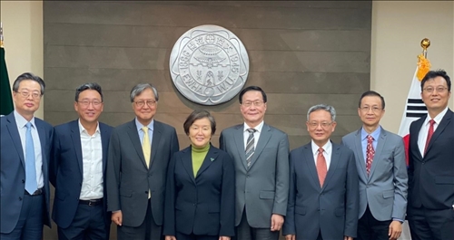 5-本校訪問團與梨花女子大學校長等與會主管合影(國際處提供)