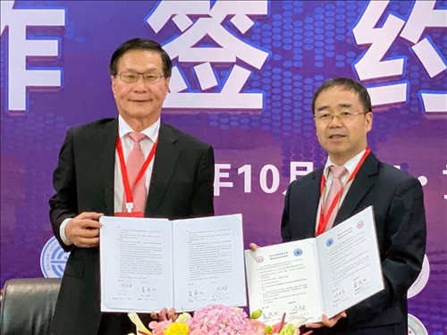本校葛煥昭校長(左)與大陸重慶大學張宗益校長(右)簽約締結為姊妹校