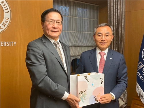 15-108年10月2日下午，葛煥昭校長訪問韓國漢陽大學，獲該校校長Dr. Kim Woo-seung致贈禮品。(國際處提供)