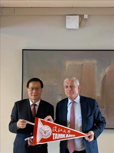 42-本校葛煥昭校長致贈交流旗幟給比利時姊妹校聖路易斯布魯塞爾大學校長Rector Jadoul