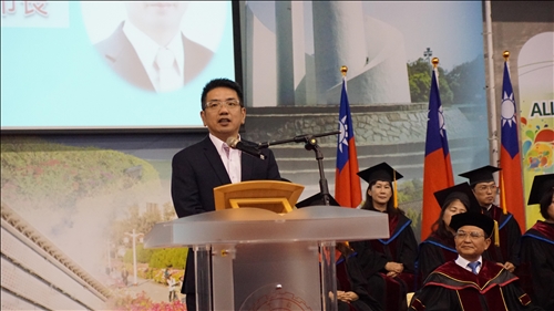 全國首創全英語畢業典禮，頒發畢業奬有如奧斯卡