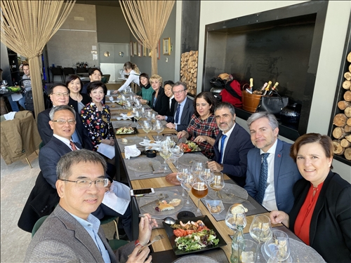 26-西班牙姊妹校卡斯蒂亞-拉曼恰大學宴請本校訪問團