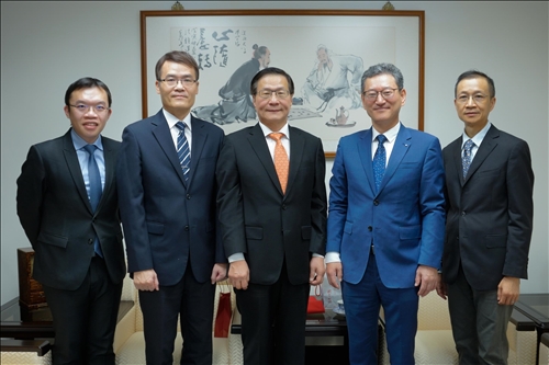 4-Dr. Yong Jin Kim拜會校長，並與陪同人員合影，左起：國企系孫嘉祈主任、劉艾華秘書長、葛煥昭校長、Dr. Yong Jin Kim、商管學院蔡宗儒院長。(馮文星攝影)