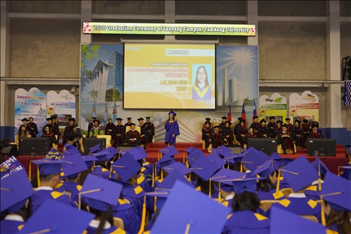 全國首創全英語畢業典禮，頒發畢業奬有如奧斯卡