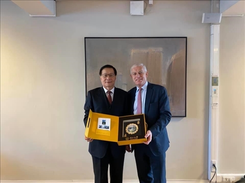 43-本校葛煥昭校長致贈紀念品給比利時姊妹校聖路易斯布魯塞爾大學校長Rector Jadoul