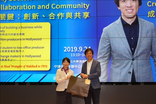 18-文學院林呈蓉院長致贈禮品給Mr. Dan Lin，表達感謝之意。(馮文星攝影)