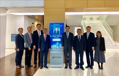 108年10月2日下午訪問韓國漢陽大學，該校Kim Woo-seung校長(左4)親自於行政大樓入口處迎接本校葛煥昭校長(右4)一行訪問團。(國際處提供)