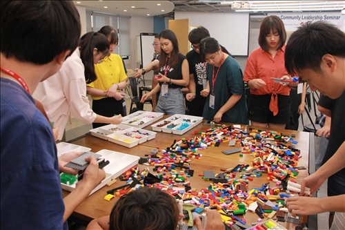 講師利用樂高，鼓勵學生展現個人的價值觀。