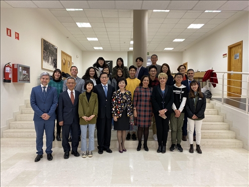 25-本校訪問團與目前在西班牙姊妹校卡斯蒂亞-拉曼恰大學進行大三生留學研習的本校學生合影