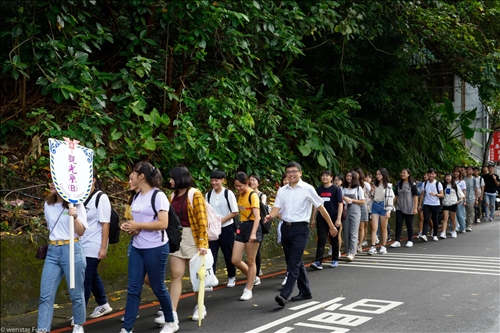 4-108年9月6日新生排隊等候攀登克難坡