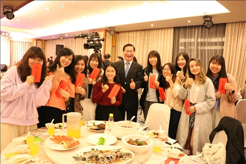 爆竹一聲除舊歲，迎接金豬好運年！