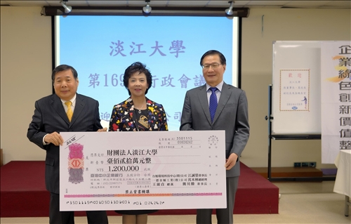 校友共同捐贈新台幣120萬元獎學金，其中之一為台旭環境科技公司江誠榮董事長(左，航太系校友)，由張家宜董事長(中)及葛煥昭校長(右)代表受贈。