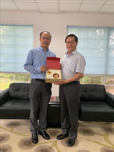 6-上海復旦大學陳志敏副校長(左)致贈紀念品給本校葛煥昭校長(右)