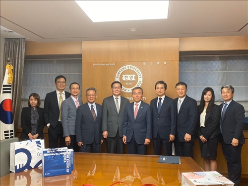 16-本校訪問團與韓國漢陽大學校長等與會主管合影(國際處提供)