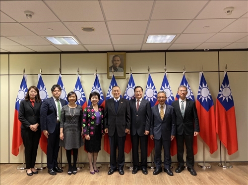 2-108年11月11日本校訪問團至我國駐西班牙代表處拜訪，右起：吳萬寶院長、王高成國際副校長、葛煥昭校長、劉德立大使、張家宜董事長、陳小雀國際長、張翔筌特助、朱心瑩組員。