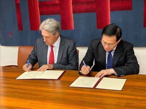 11-本校葛煥昭校長與西班牙姊妹校阿爾卡拉大學José Vicente Sa校長續約交流合作