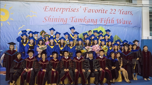 全國首創全英語畢業典禮，頒發畢業奬有如奧斯卡