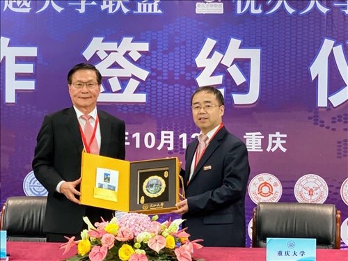 3-本校葛煥昭校長(左)與重慶大學張宗益校長(右)於簽約後互換禮物