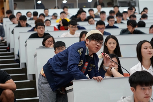 14-第16場「熊貓講座」演講會場，學生提問。(馮文星攝影)