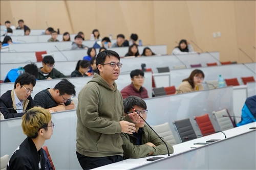 15-第15場「熊貓講座」演講會場，學生提問。(馮文星攝影)