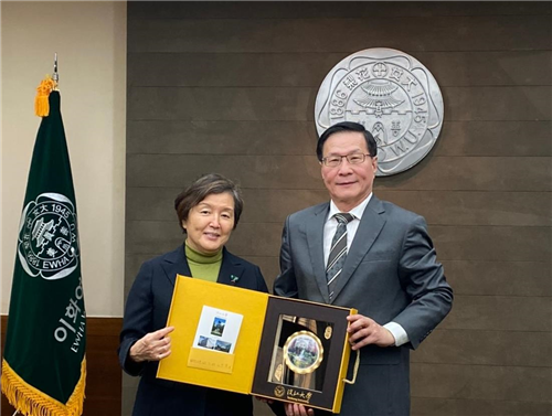 4-108年9月30日下午，葛煥昭校長訪問韓國黎花女子大學，致贈紀念品給該校校長Dr. Heisook Kim。(國際處提供)